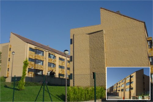 Façana realitzada amb bloc Split color ocre