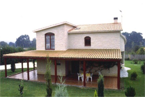 Façana realitzada amb bloc color salmó